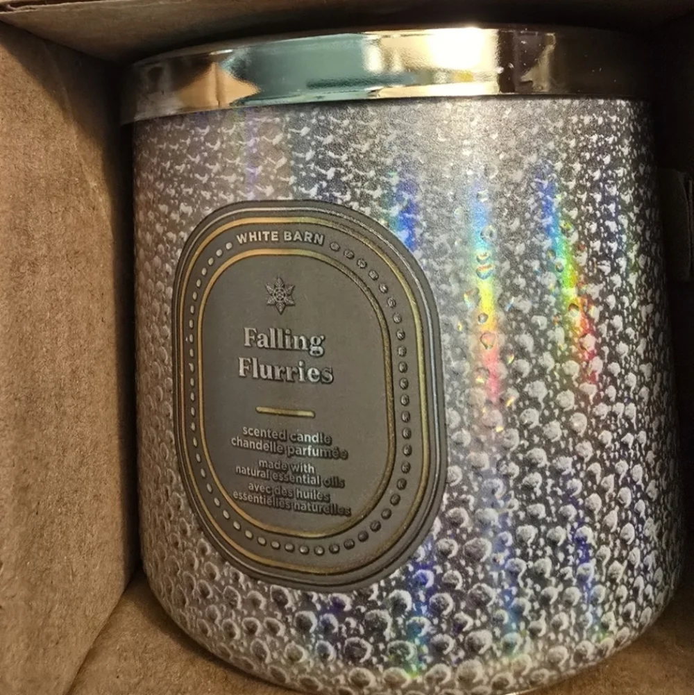 🆕️❄️ BBW FALLING FLURRIES 3 WICK CANDLE- SILVER MOTIF ❄️ - Picture 3 of 5